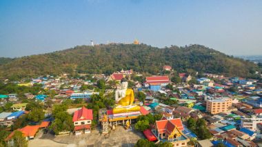 Havadan görünümü Nakornsawan şehirde big Buddha