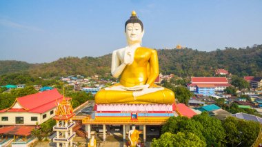 Havadan görünümü Nakornsawan şehirde big Buddha