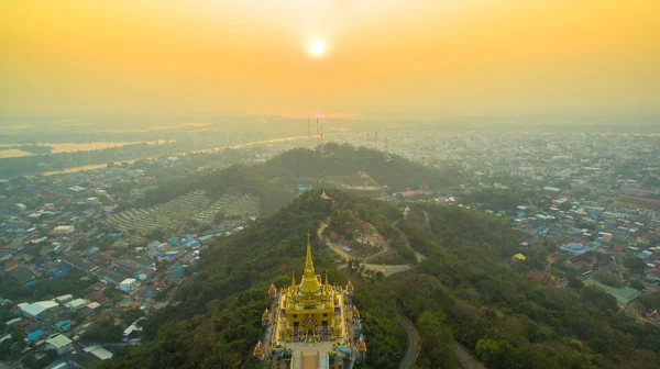 Vue aérienne lever de soleil au-dessus de la belle pagode dorée . — Photo