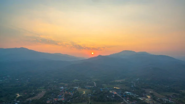Aéreo Impresionante Hermosa Puesta Sol Detrás Gran Montaña Chiang Mai — Foto de Stock