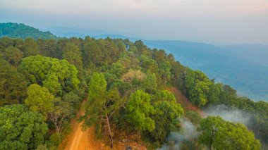 Mon Jam Chiang Mia ili yüksek dağda bir dönüm noktası olduğunu. Tepenin üst kısmında hava çok güzeldir. Dinlenmek için bir yerdir. Birçok turist güzel sahne ziyaret edecek.