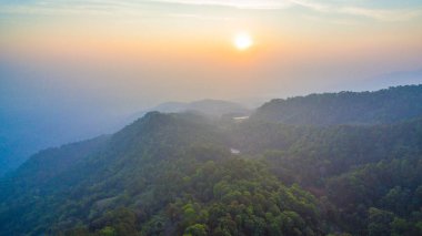 Mon, tepenin üzerinde hava fotoğrafçılığı Jam Mae Rim Chiang Mai Tayland