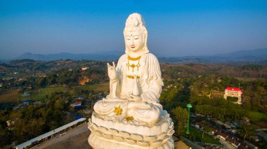 en büyük Guanyin heykelinin Çin Tapınağı wat Hyua Pla Kang ın kuzeyinde Tayland Chiang Rai.