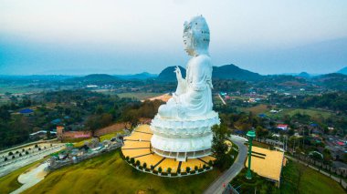 en büyük Guanyin heykelinin Çin Tapınağı wat Hyua Pla Kang ın kuzeyinde Tayland Chiang Rai.