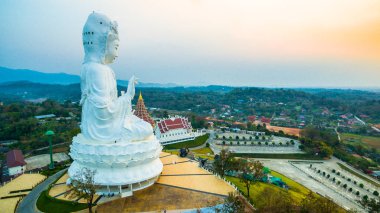 en büyük Guanyin heykelinin Çin Tapınağı wat Hyua Pla Kang ın kuzeyinde Tayland Chiang Rai.