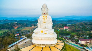 en büyük Guanyin heykelinin Çin Tapınağı wat Hyua Pla Kang ın kuzeyinde Tayland Chiang Rai.