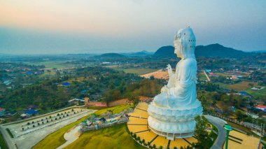 en büyük Guanyin heykelinin Çin Tapınağı wat Hyua Pla Kang ın kuzeyinde Tayland Chiang Rai.