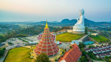 en büyük Guanyin heykelinin Çin Tapınağı wat Hyua Pla Kang ın kuzeyinde Tayland Chiang Rai.
