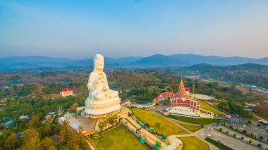 en büyük Guanyin heykelinin Çin Tapınağı wat Hyua Pla Kang ın kuzeyinde Tayland Chiang Rai.