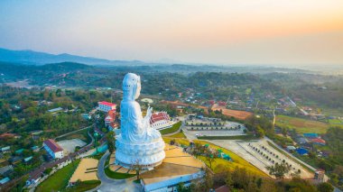 en büyük Guanyin heykelinin Çin Tapınağı wat Hyua Pla Kang ın kuzeyinde Tayland Chiang Rai.