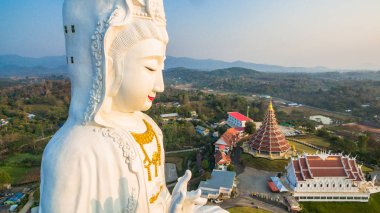 en büyük Guanyin heykelinin Çin Tapınağı wat Hyua Pla Kang ın kuzeyinde Tayland Chiang Rai.