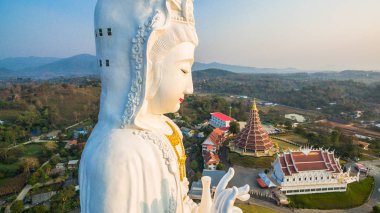 en büyük Guanyin heykelinin Çin Tapınağı wat Hyua Pla Kang ın kuzeyinde Tayland Chiang Rai.