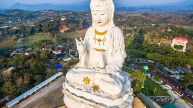 en büyük Guanyin heykelinin Çin Tapınağı wat Hyua Pla Kang ın kuzeyinde Tayland Chiang Rai.