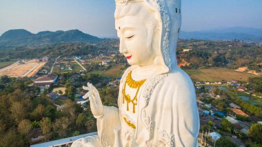 en büyük Guanyin heykelinin Çin Tapınağı wat Hyua Pla Kang ın kuzeyinde Tayland Chiang Rai.
