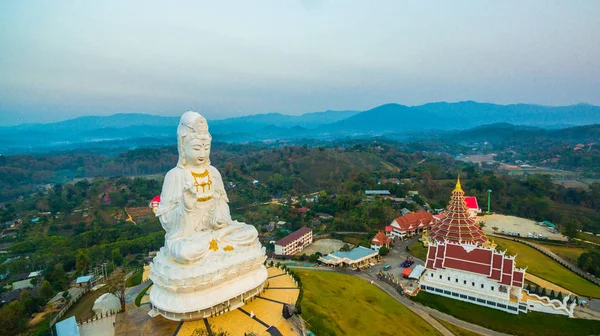 en büyük Guanyin heykelinin Çin Tapınağı wat Hyua Pla Kang ın kuzeyinde Tayland Chiang Rai.