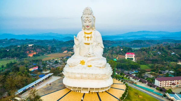 en büyük Guanyin heykelinin Çin Tapınağı wat Hyua Pla Kang ın kuzeyinde Tayland Chiang Rai.