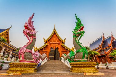 güzel mimari Tapınağı. Chiang Mai Tayland kuzeyinde tapınakta den yasağı. Orada inanılmaz fantastik hayvanlar cenneti tapınak çevresinde literatürde çok.