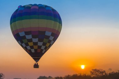 sıcak hava balonu gündoğumu Singha Parkı kuzeyinde Tayland Chiang Rai'yukarıda, uçan