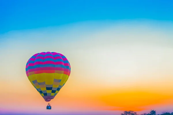 Heißluftballon Fliegt Bei Sonnenaufgang Über Singha Park Chiang Rai Nördlich — Stockfoto