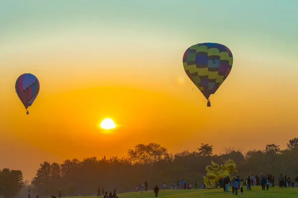 チェンライ 2018 チェンライ タイのシンハー公園上空の熱気球 日の出の間に飛んでいる風船 — ストック写真