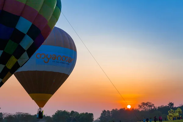 Chiang Rai Tajlandia Lutego 2018 Balon Ogrzane Powietrze Leci Ponad — Zdjęcie stockowe