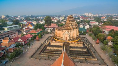 yapılmış en önemli tapınaklardan Wat Chedi bulunan şehir antik duvarlı bölümünde Luang olduğunu.