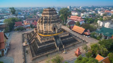 yapılmış en önemli tapınaklardan Wat Chedi bulunan şehir antik duvarlı bölümünde Luang olduğunu.