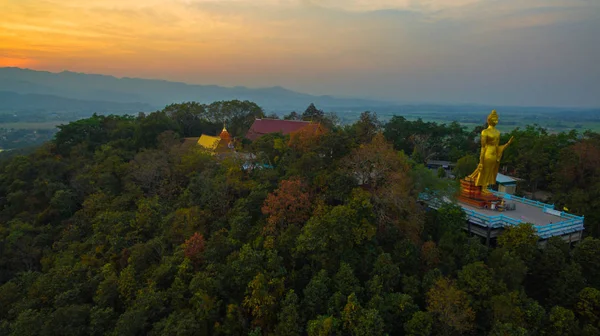 Flygfoto Den Gyllene Stora Buddha Stående Staty Bergstoppen Solnedgången Tid — Stockfoto