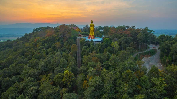 Flygfoto Den Gyllene Stora Buddha Stående Staty Bergstoppen Solnedgången Tid — Stockfoto