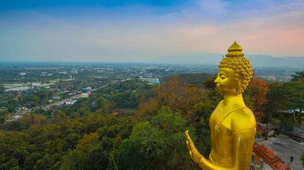 Fotografia Aérea Grande Buda Dourado Estátua Topo Colina Pôr Sol — Fotografia de Stock