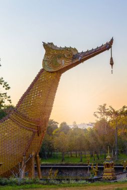 Sancomfu Tapınağı Chiang Rai havuzda yerleşik güzel Suphannahong tekne