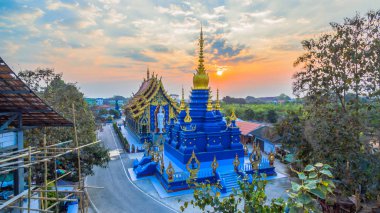 Chiang Rai mavi tapınak ya da Wat Rong Seua on Rong Suea ten Rimkok bölge Chiang Rai dışında birkaç kilometre içinde yer alır