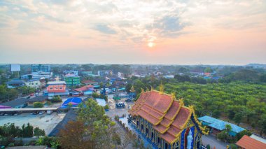 Chiang Rai mavi tapınak ya da Wat Rong Seua on Rong Suea ten Rimkok bölge Chiang Rai dışında birkaç kilometre içinde yer alır