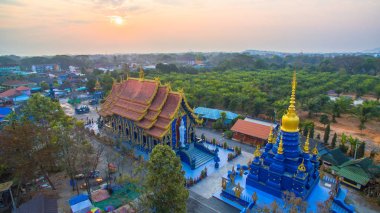 Chiang Rai mavi tapınak ya da Wat Rong Seua on Rong Suea ten Rimkok bölge Chiang Rai dışında birkaç kilometre içinde yer alır