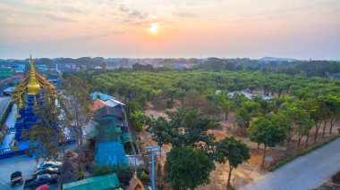 Chiang Rai mavi tapınak ya da Wat Rong Seua on Rong Suea ten Rimkok bölge Chiang Rai dışında birkaç kilometre içinde yer alır