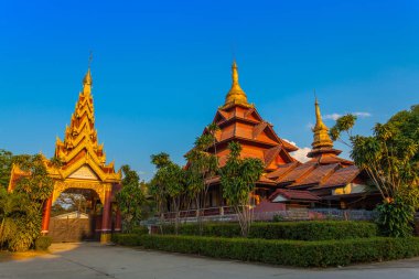 Tachileik altın Shwedagon Pagoda Tachileik Myanmar tepenin üzerinde