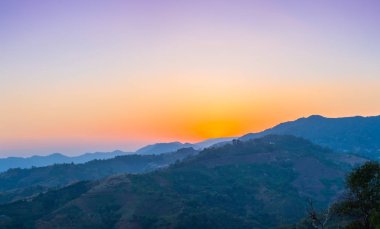 gün batımı tepe tepe Doi Chang Moob Thaland ve Myanmar.Doi Chang Moob Mae Fah Luang Arboretum içinde yer alan sınırında