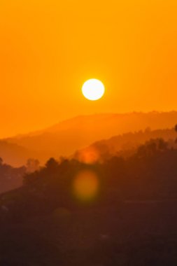 gün batımı tepe tepe Doi Chang Moob Thaland ve Myanmar.Doi Chang Moob Mae Fah Luang Arboretum içinde yer alan sınırında