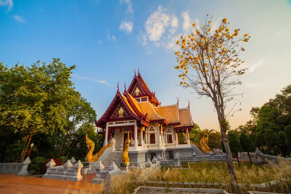 日出在塔的前面在 Santikhiri 寺在梅斯乐 北方泰国 斯瑞那卡瑞 Sathit 诗府寺在斯乐 Chaing Raithailand — 图库照片