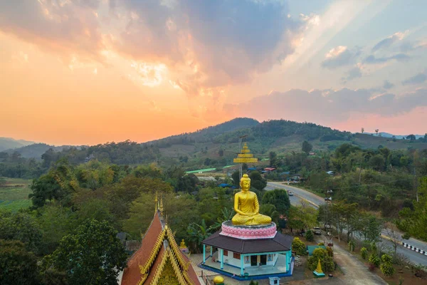 Fotografía Aérea Estatua Dorada Buddha Wat Sirattanan Mongkol Cerca Mae — Foto de Stock