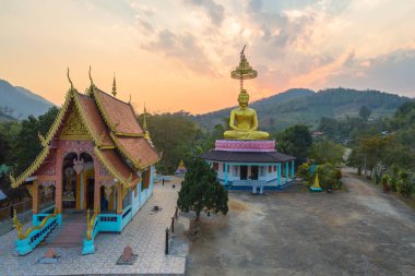 hava fotoğrafçılığı wat Sirattanan Mongkol Mae kalaycı sıcak Sprin yakınındaki altın buddha heykeli