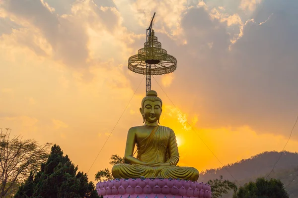 Táj Sunset Mögött Arany Buddha Szobor Wat Sirattanan Mongkol Közelében — Stock Fotó