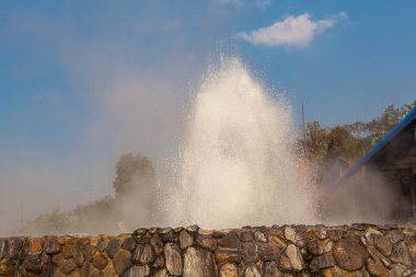günbatımı yukarıda Mae kalaycı kaplıca Wiang Pa Pao Chiang Rai Tayland at. Her iki tarafında ana yolun Chiang Mai için Chiang Rai bir sürü turist ziyaret orada doluşuyor havuzları var
