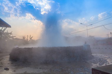 günbatımı yukarıda Mae kalaycı kaplıca Wiang Pa Pao Chiang Rai Tayland at. Her iki tarafında ana yolun Chiang Mai için Chiang Rai bir sürü turist ziyaret orada doluşuyor havuzları var