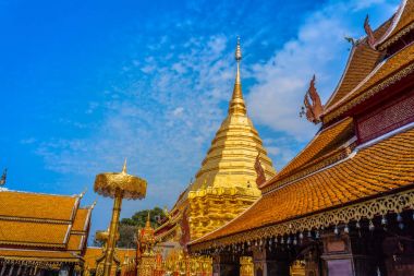 Golden pagoda içinde wat Phrathat Doi Suthep mavi gökyüzünün altında. Tapınak turistik Chiang Mai, Tayland 's.