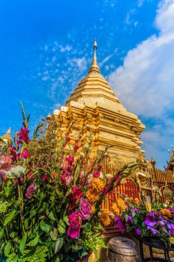 Golden pagoda içinde wat Phrathat Doi Suthep mavi gökyüzünün altında. Tapınak turistik Chiang Mai, Tayland 's.