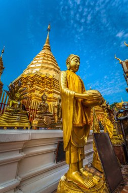 Golden pagoda içinde wat Phrathat Doi Suthep mavi gökyüzünün altında. Tapınak turistik Chiang Mai, Tayland 's.
