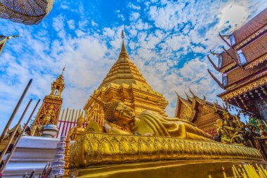 Golden pagoda içinde wat Phrathat Doi Suthep mavi gökyüzünün altında. Tapınak turistik Chiang Mai, Tayland 's.