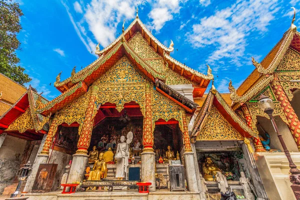 Phrathat 的金色宝塔在蓝天下素贴 寺庙是清迈的旅游胜地 — 图库照片