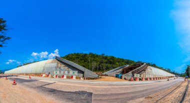 Vahşi hayvanlar katledildi. Tünel araba geçmesine izin vermek için inşa edilmiş ve hayvanlar arasında Khao Yai Milli Parkı ve Thap Lan milli parkta Narathiwat, Prachin Buri bağlanmak için karşıya geçti.